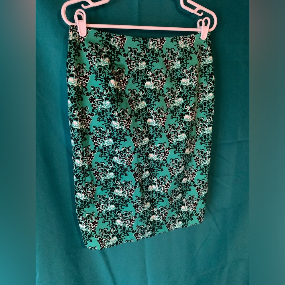 DONCASTER, Women’s Size 6 skirt Green w/black and white pattern COTTON & SPANDEX